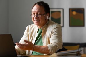 Educação híbrida e suas vantagens para estudantes e professores